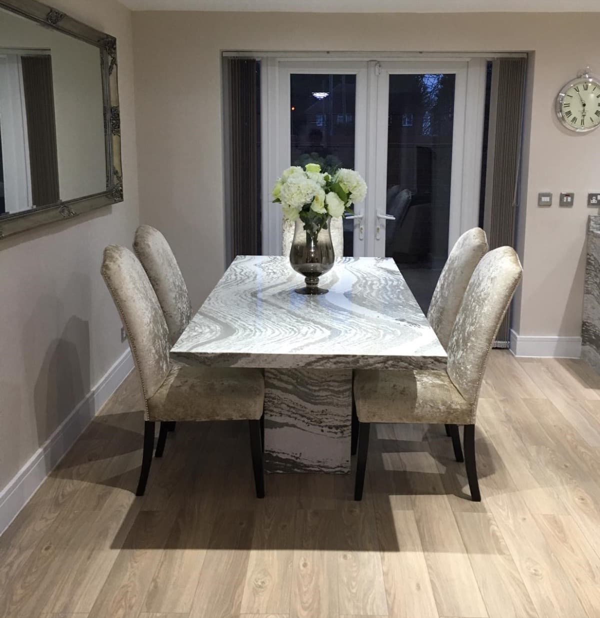 Sweeping Scoop Chair - Folio dining chair gallery - Signature Furniture